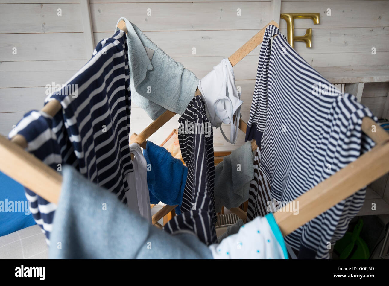 Blaue und weiße Streifen Wäscheständer auf einem altmodischen hölzernen Airer in einem Sommerhaus, UK. Stockfoto