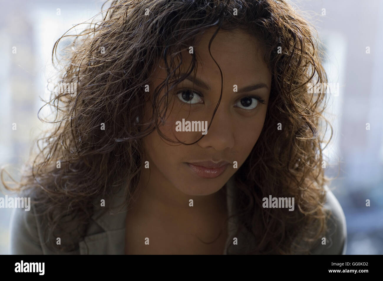 Traurig oder depressiv afroamerikanische Frau Blick auf Kamera Stockfoto