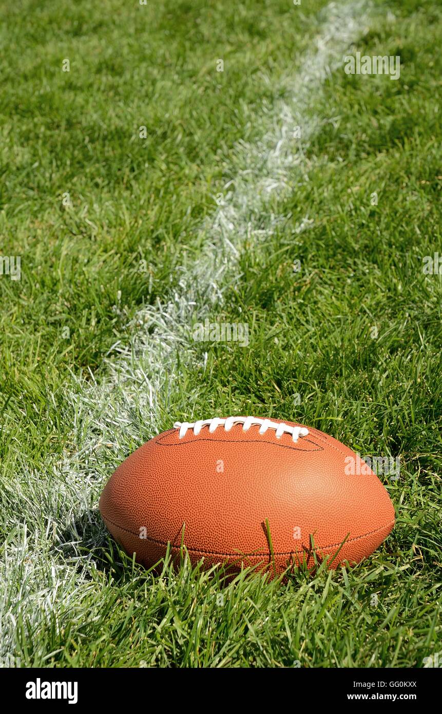 Fußball in der Nähe von Yardline American Football auf Naturrasen Rasen Stockfoto