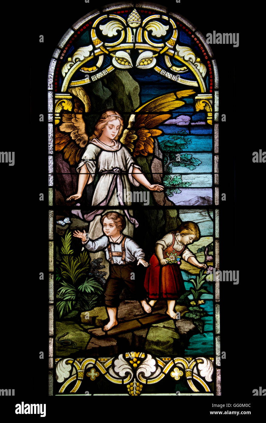 Buntglas Kirchenfenster ein Schutzengel, ein Junge und ein Mädchen zu schützen. Stockfoto