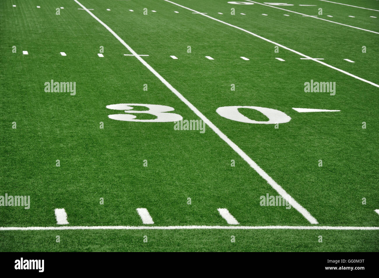 30-Yard-Linie auf American-Football-Feld mit Hash-Markierungen und Nebenerwerb Stockfoto