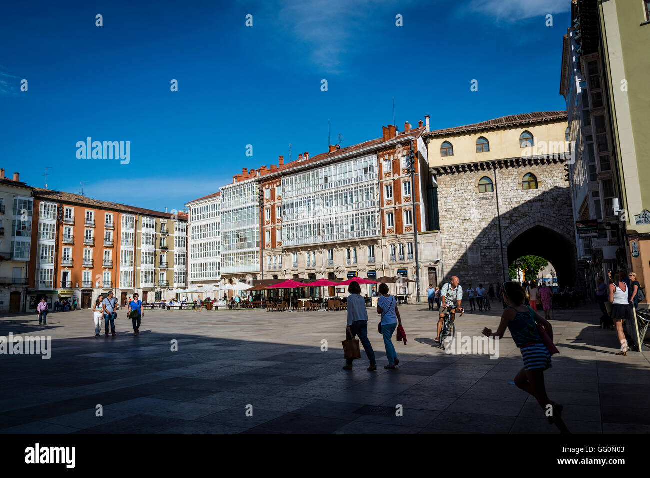 Historische Stadthäuser säumen den Domplatz, Burgos, Kastilien und Leon, Spanien Stockfoto