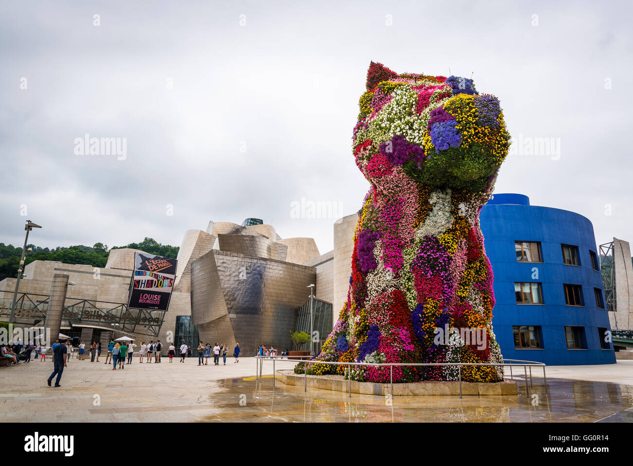 Welpen-Skulptur von Jeff Koons ist ein riesigen topiary Hund Aguirre Plaza vor dem Guggenheim Bilbao Museum, Baskisches Land Spanien Stockfoto