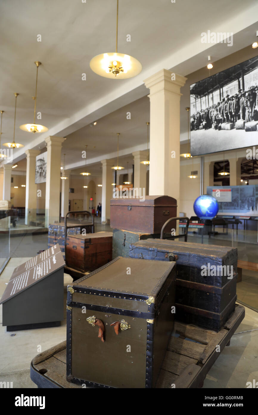 Gepäck anzeigen bei Ankunft Halle Nationalmuseum der Geschichte der Einwanderung in Ellis Island, New York City, New York, USA Stockfoto