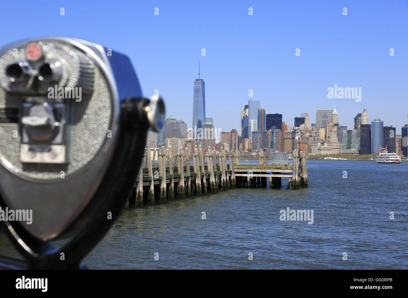 Blick auf die Skyline von Lower Manhattan Financial District mit einer Münze betrieben Fernglas im Vordergrund. New York City, USA Stockfoto