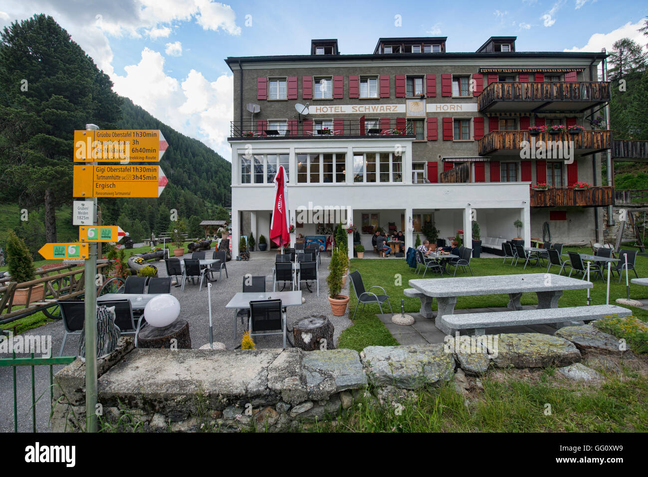 Hotel Schwarzhorn bietet einen kurzen Zwischenstopp für Haute Route  Trekker, Gruben, Turtmanntal, Schweiz Stockfotografie - Alamy