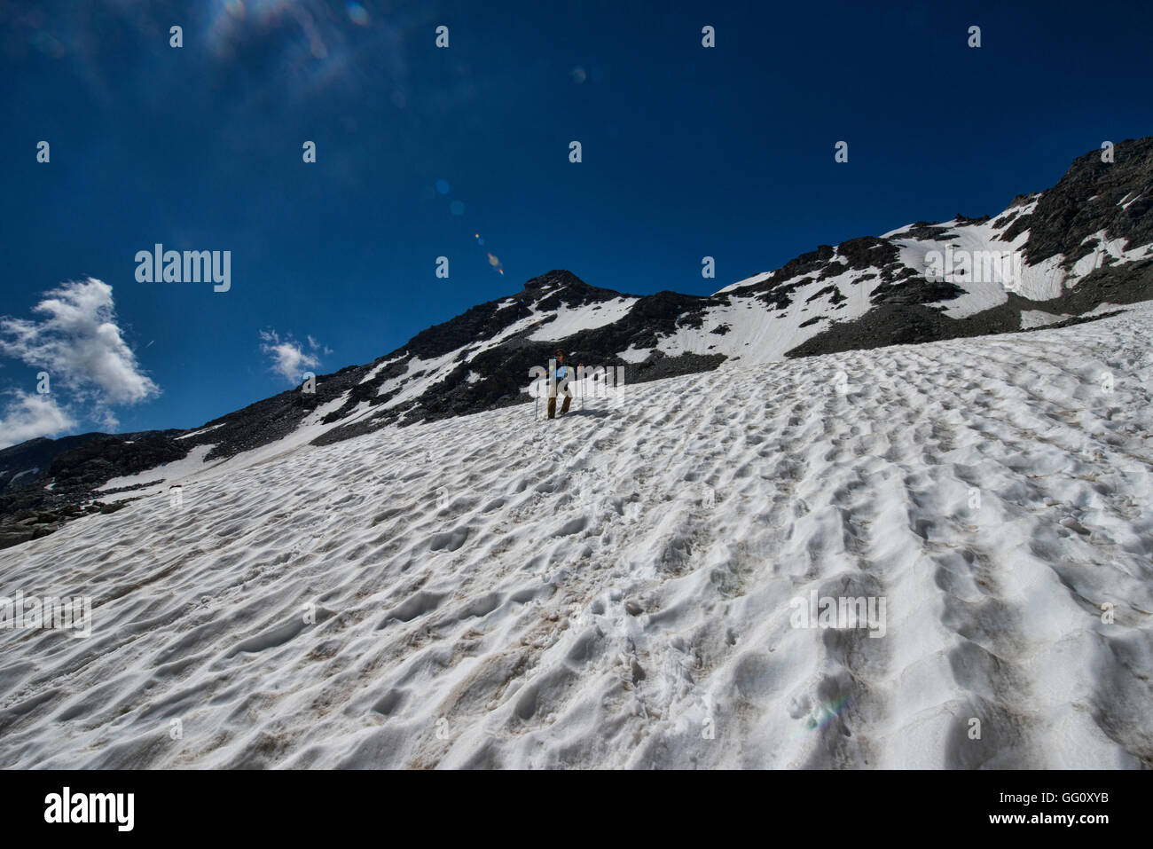 Trekker absteigend Schneefelder aus dem Augstbordpass auf der Haute Route, Turtmanntal, Schweiz Stockfoto