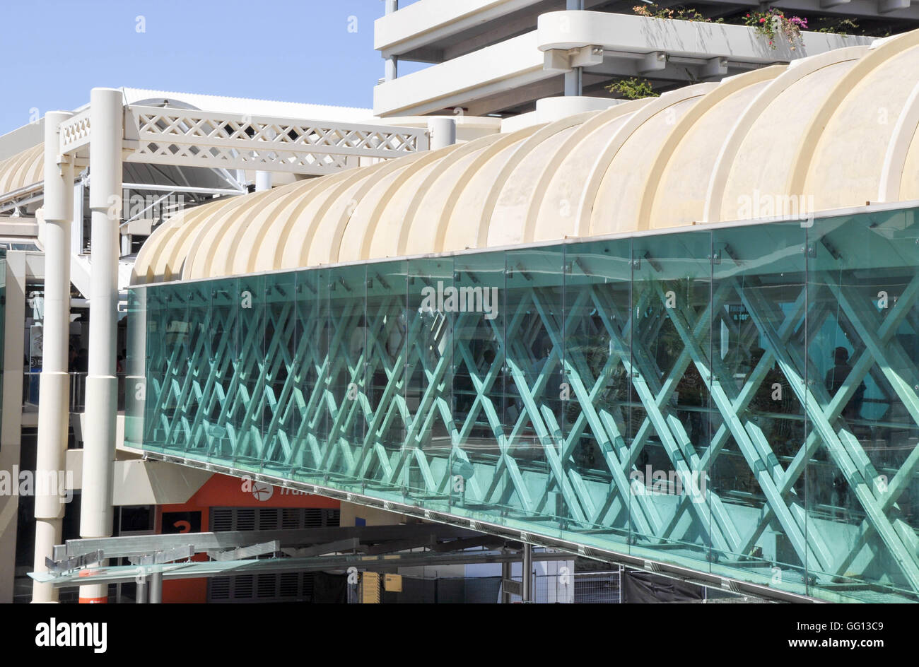 Erhöhten Laufsteg mit Mint-grün schraffierten Struktur, Glas und Gebäude äußere Details in Perth, Western Australia. Stockfoto