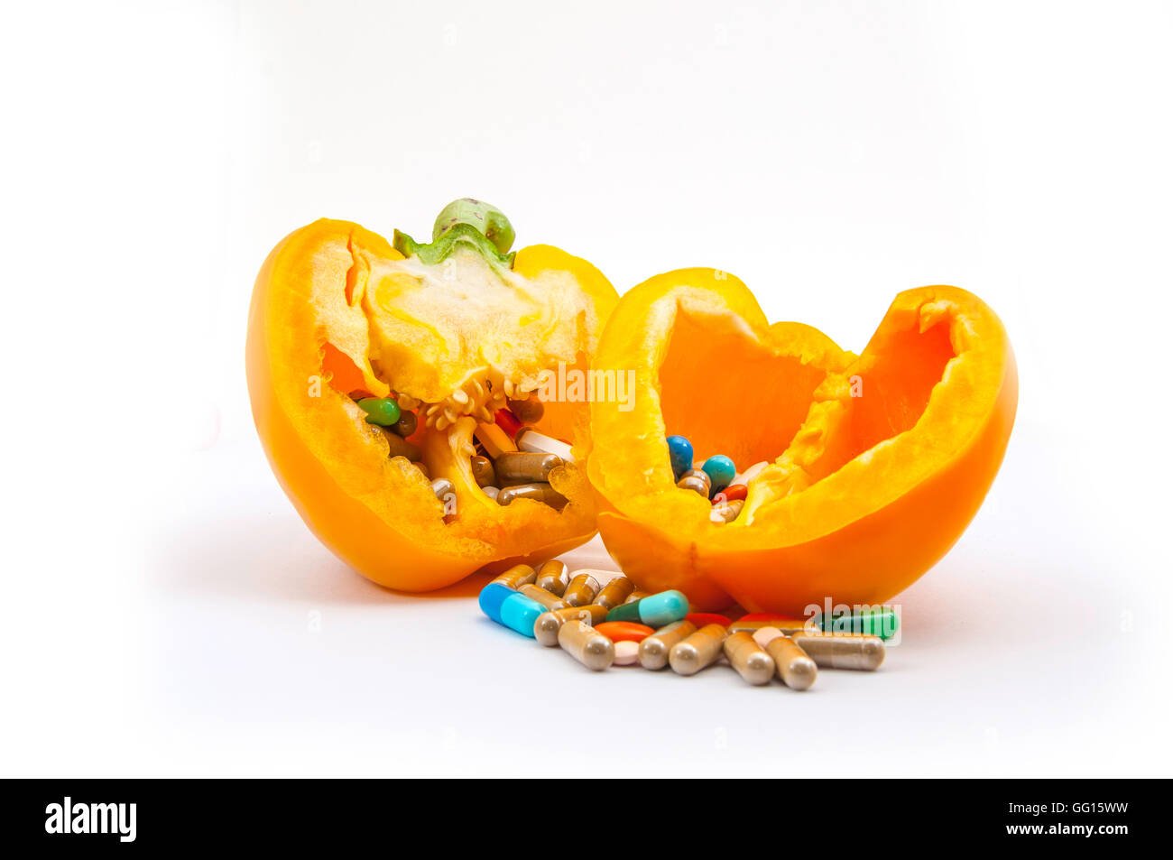 In Scheiben geschnittene Paprika Pfeffer mit chemischen Zutaten innen als Symbol der schlecht und krank Essen Konzept Stockfoto