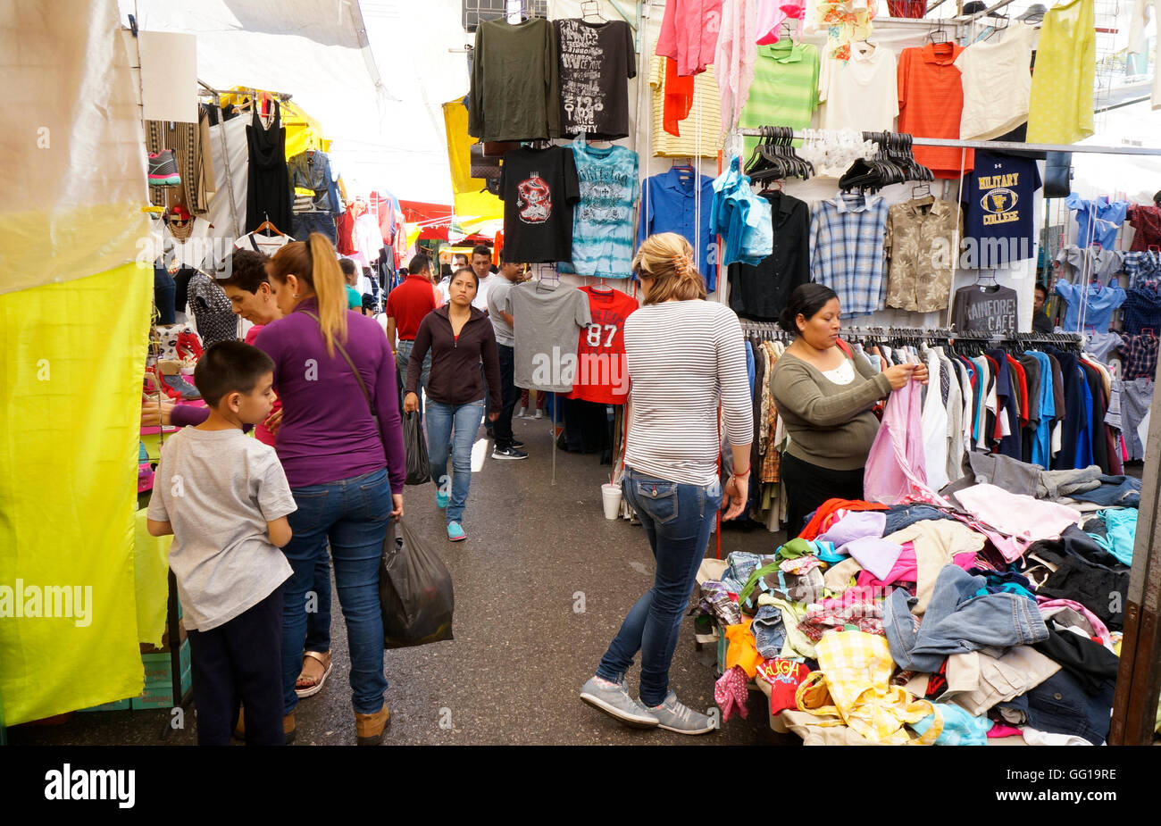 Lagunilla Markt Mexiko-Stadt Mexiko Mercado floh antike gebrauchte Kleidung Stockfoto