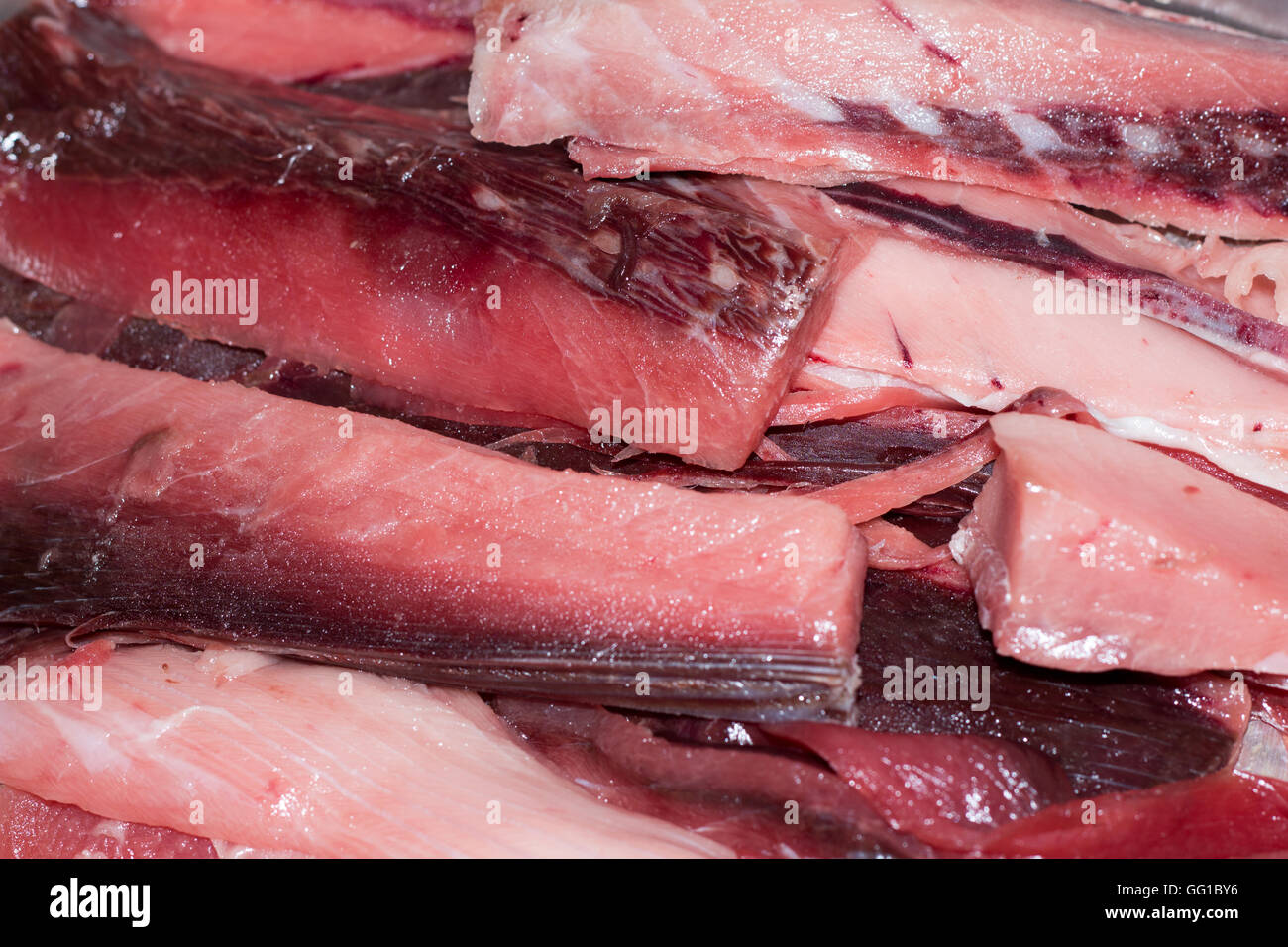 Die übrig gebliebenen Stücke Thunfisch wenn es für Sashimi abgeschnitten war, bekannt als Ara auf Japanisch Stockfoto