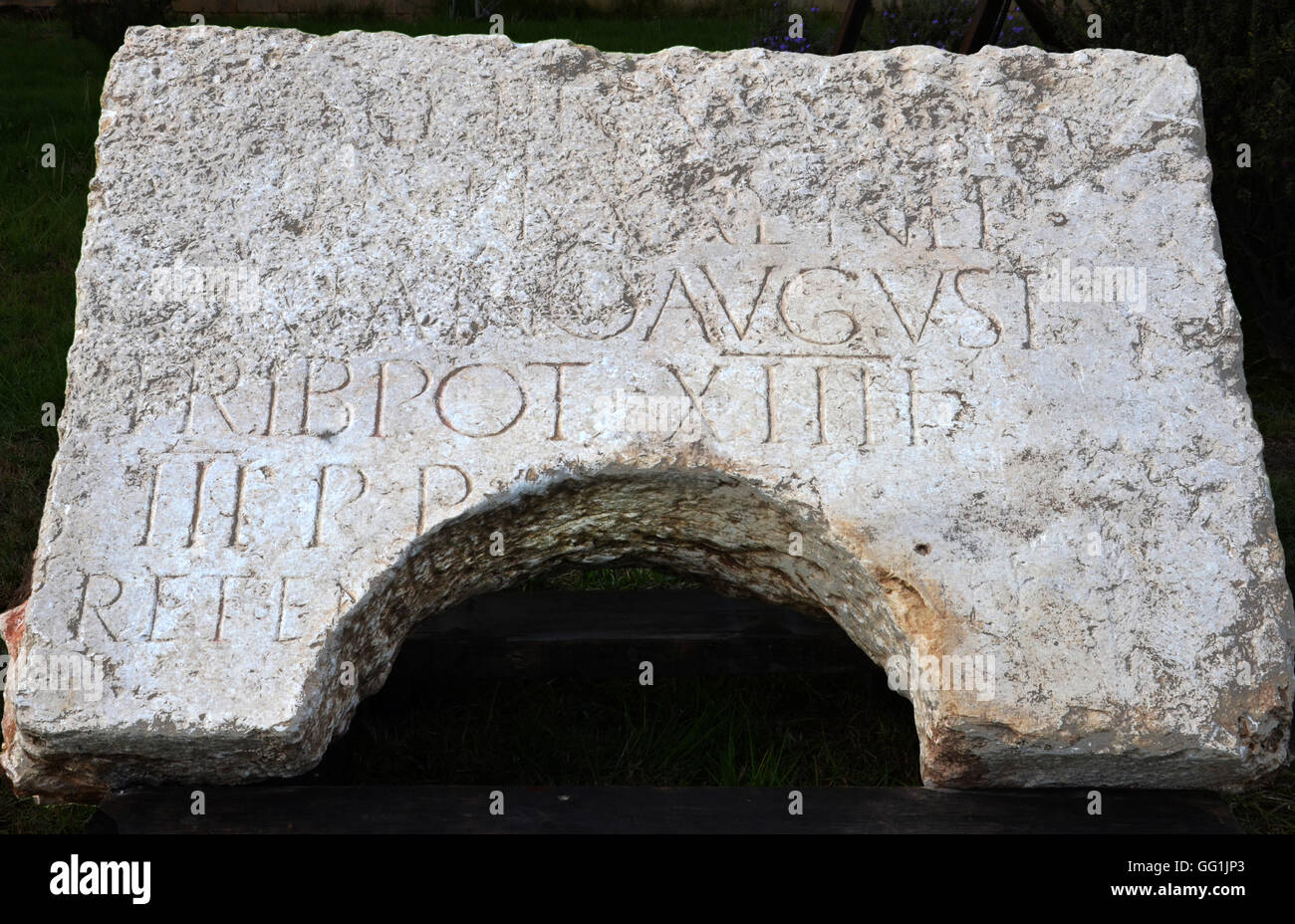 5881. römische Gedenk Inschrift gewidmet von der 10. Legion Fretensis, Kaiser Hadrian, Dativ c. 1.. C. n. Chr. gefunden nea Stockfoto