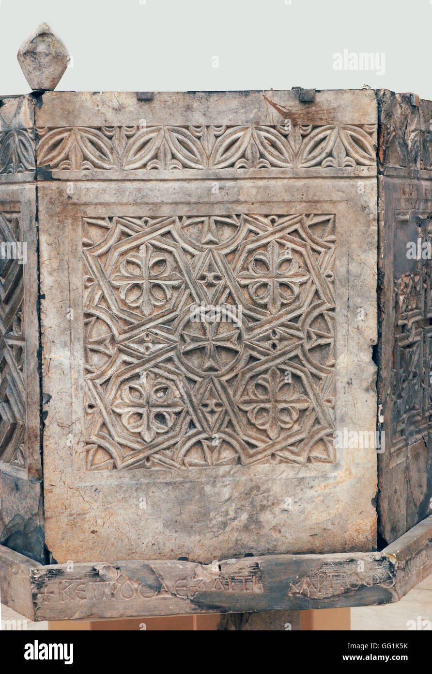 5900. Kanzel (Ambo) vom 6.. C. byzantinische Kirche des St. Theodoros Beit Sila auf der Straße von Lod (Lydda) nach Jerusalem. Stockfoto