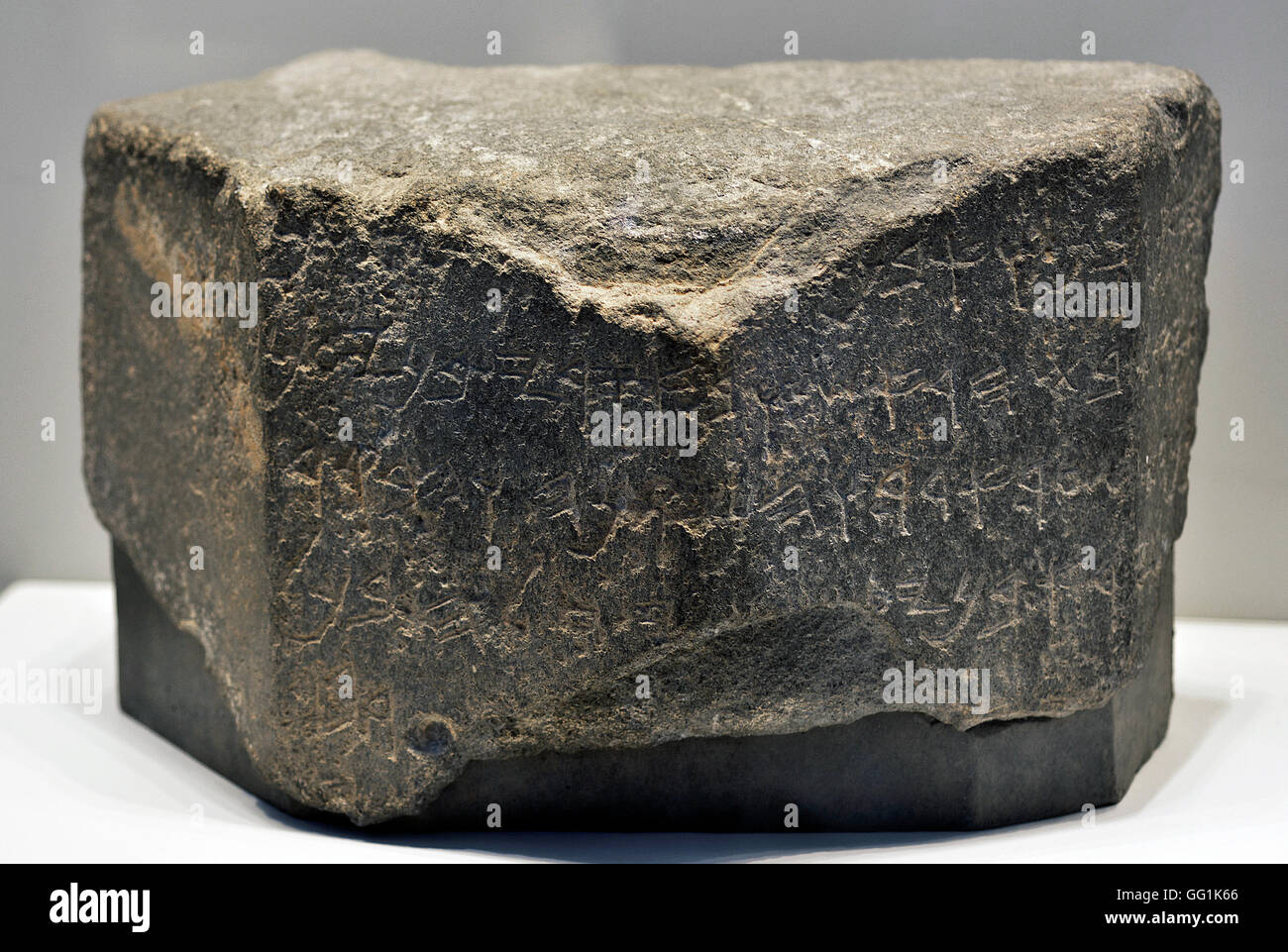 5910 königliche Moabite Inschrift 8.. C. BC. Der erhaltene Text, Teil einer größeren Inschrift erwähnt die Könige bauen Stockfoto