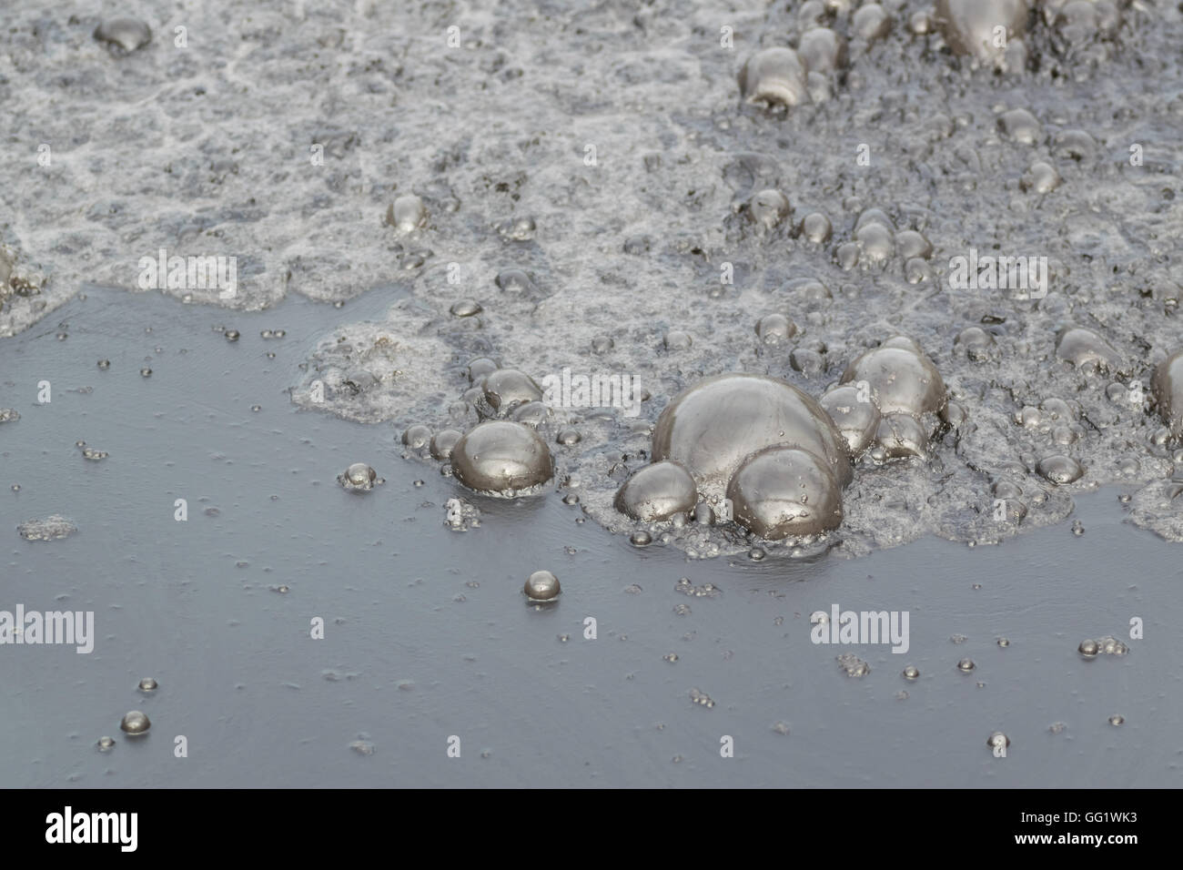 Wasserverschmutzung in Fluss, weil industriellen Wasser vor Ablauf nicht behandeln. Stockfoto