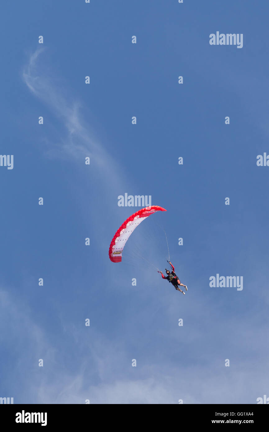 Kopenhagen, Dänemark - 30. Juli 2016: Ein Fallschirmspringer kurz vor der Landung in einem See für die Swoop-Herausforderung. Stockfoto
