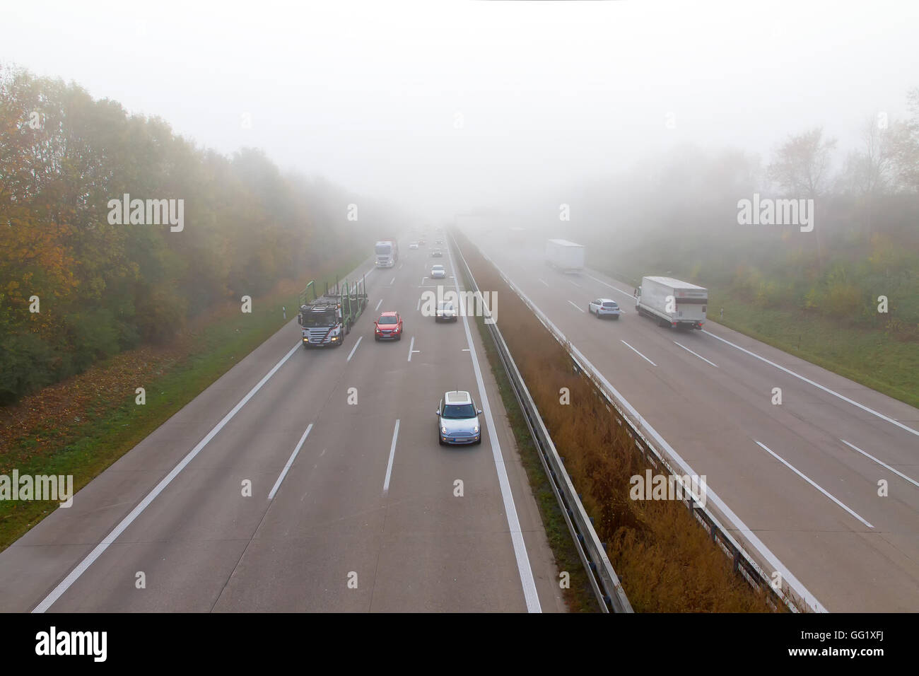 Fahren auf einer autobahn im regen -Fotos und -Bildmaterial in hoher