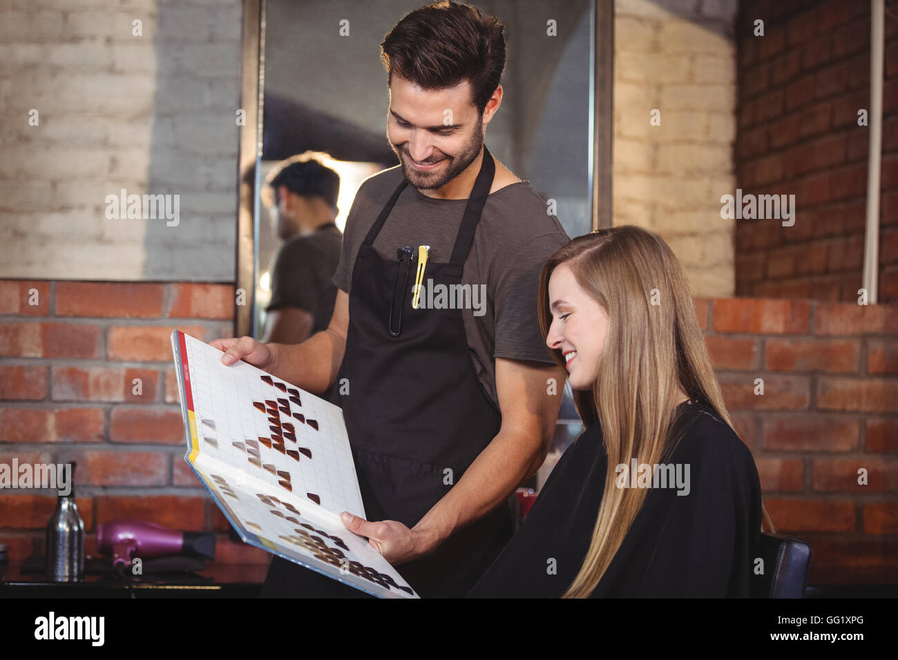 Frau eine Haarfarbe mit Stylist auswählen Stockfoto