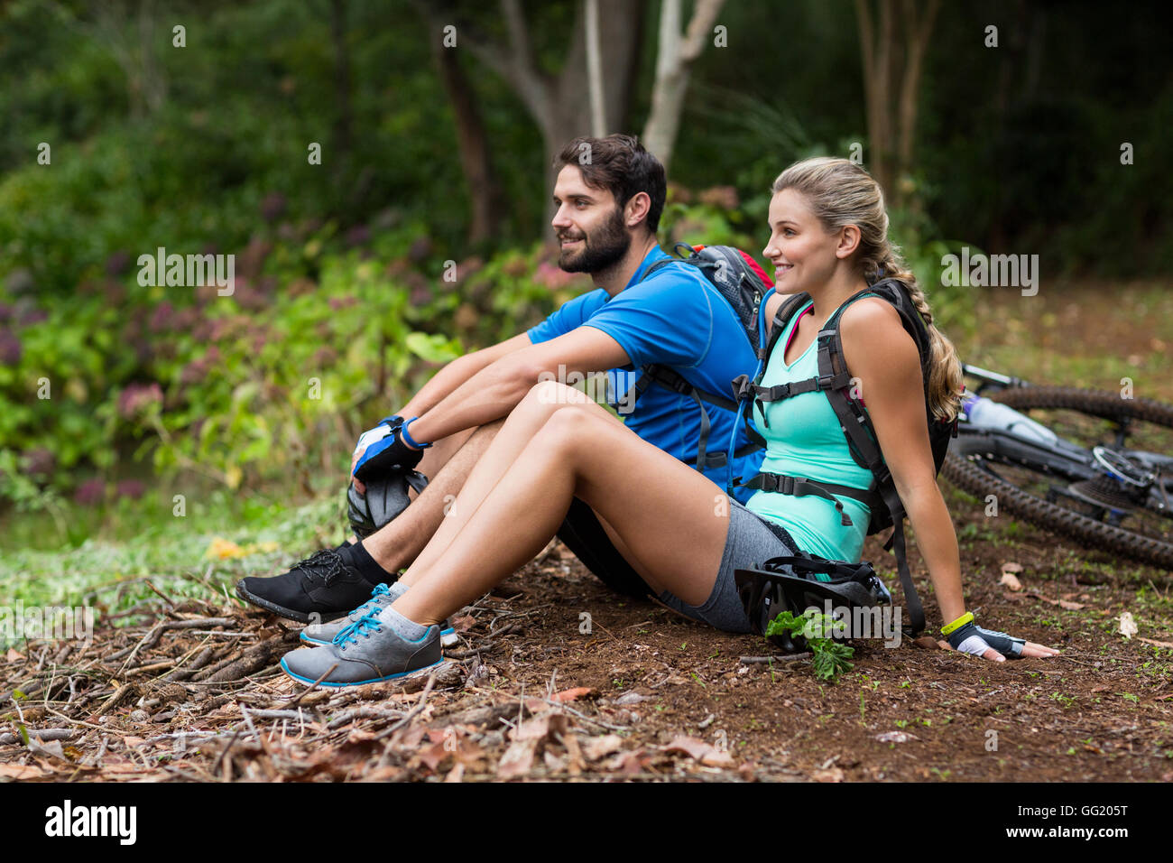 Entspannende sportliche paar in Wald Stockfoto