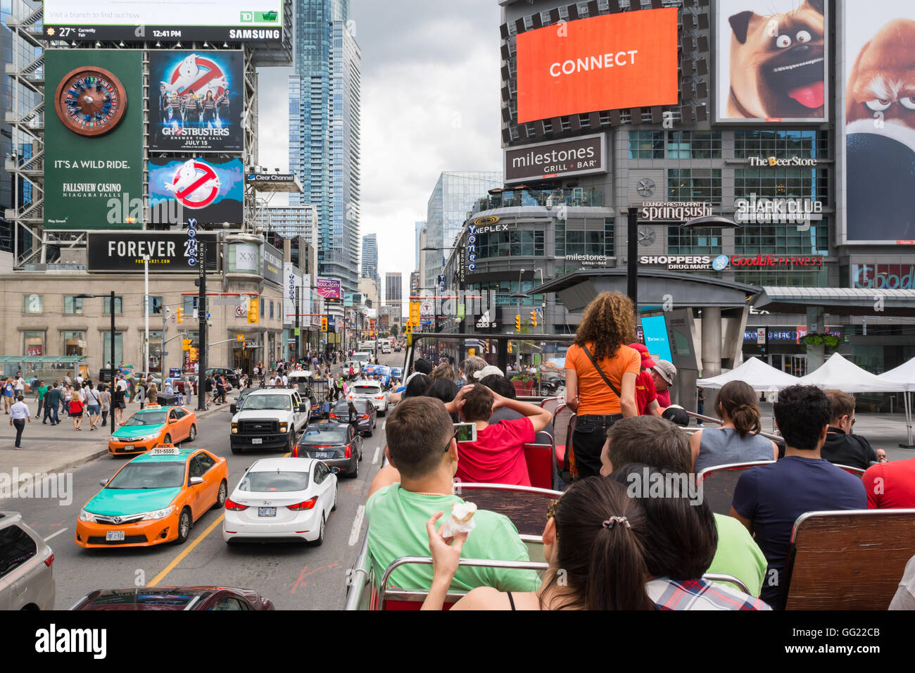 Downtown Toronto - Dundas Square - Touristen auf Hop on Hop off Bus Tour am Yonge-Dundas Square, Toronto, Kanada Stockfoto