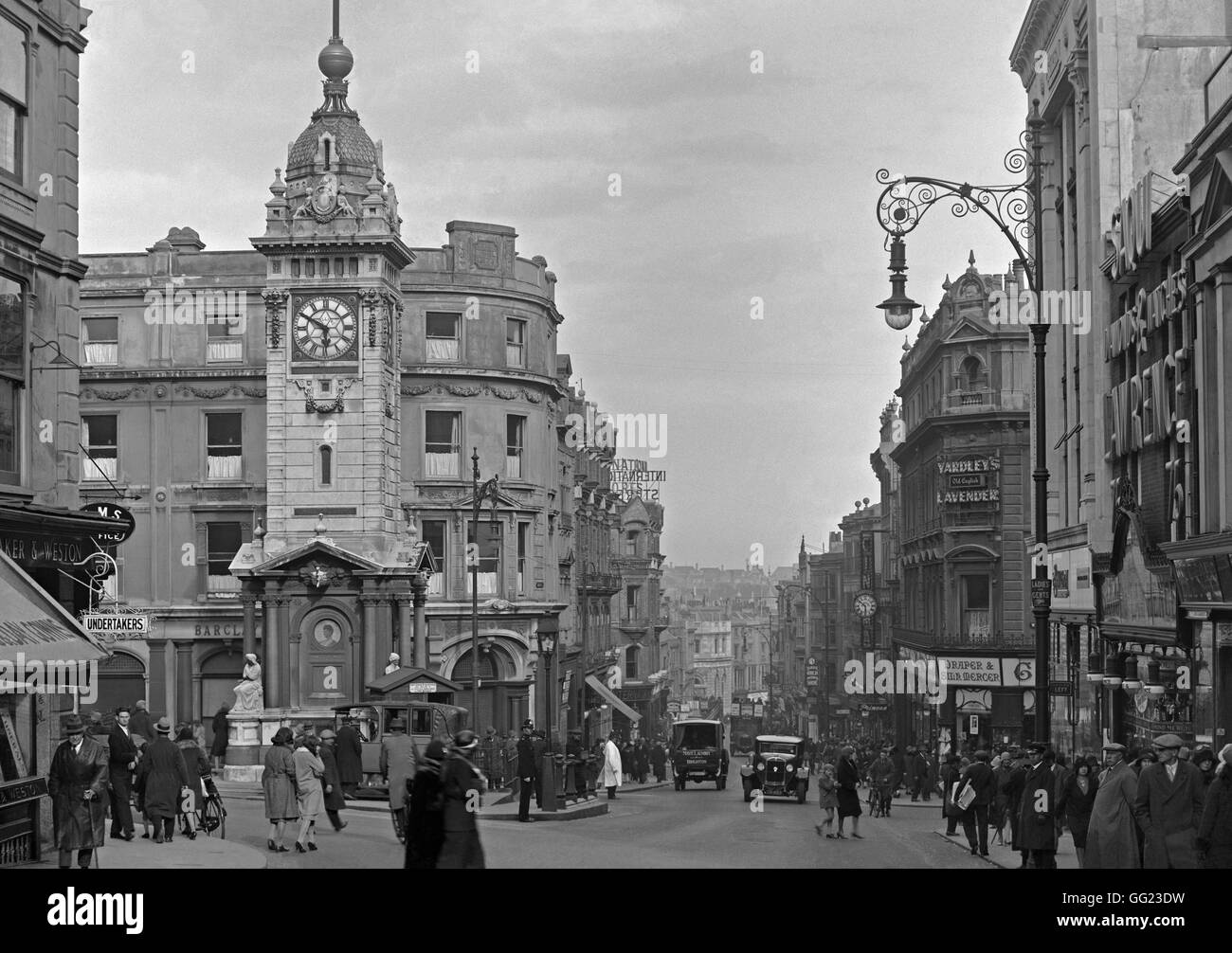 Auf der Suche nach einem anstrengenden Nordstraße, Brighton, Osten, Sussex, England, ca. 1930. Der Jubilee Clock Tower zeigt eine Zeit von 17:50 Stockfoto