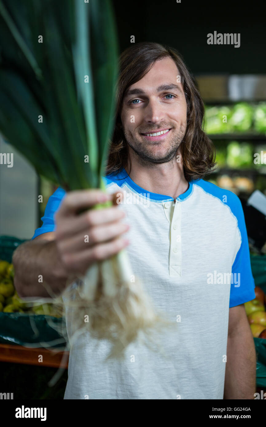 Mann hält Blattgemüse im Supermarkt Stockfoto