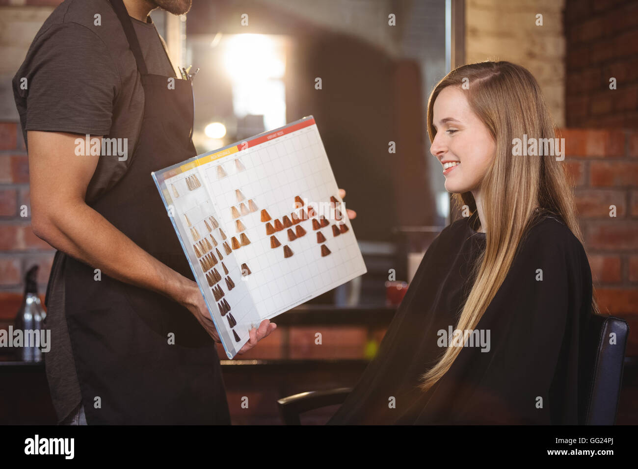 Frau eine Haarfarbe mit Stylist auswählen Stockfoto