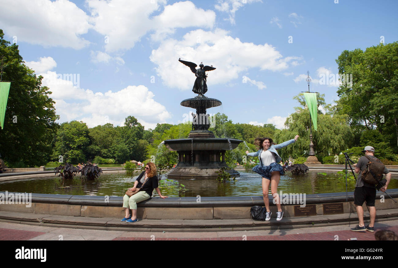 Eine Frau springt für Fotos am Bethesda Brunnen im Central Park. Stockfoto