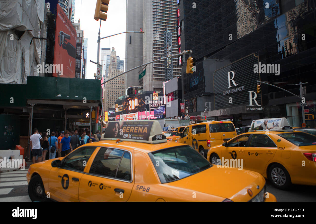 Gelben Taxis fahren an der 7th Avenue Richtung Times Square in Manhattan. Stockfoto