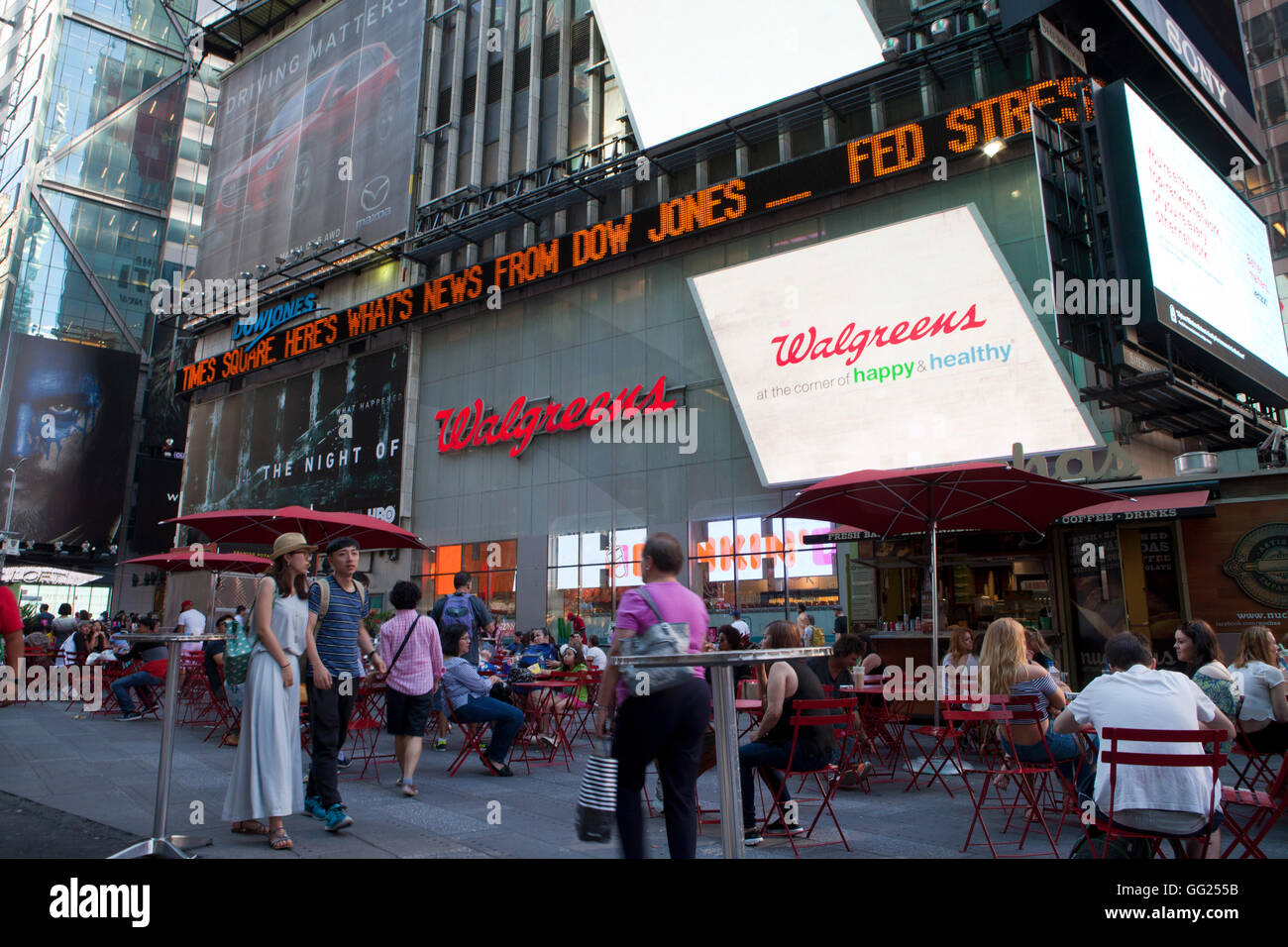 Die Menschen sitzen in einem Straßencafé auf dem Times Square in Manhattan. Stockfoto