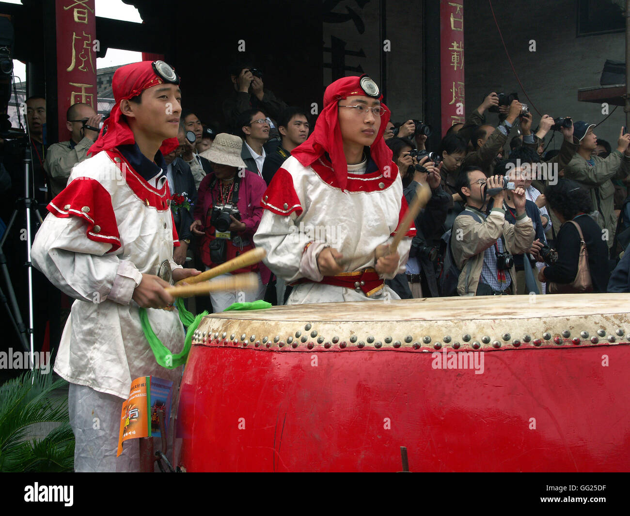 Drummer bei der Eröffnungsfeier des Fotofestivals Pingyao. Pingyao China. Stockfoto