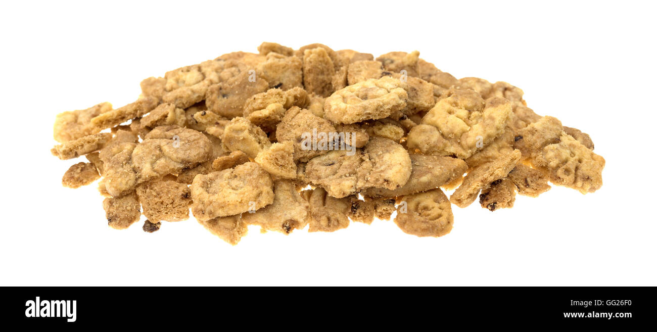 Ein kleiner Haufen gebrochene Schokolade Chip Animal Crackers auf weißem Hintergrund. Stockfoto