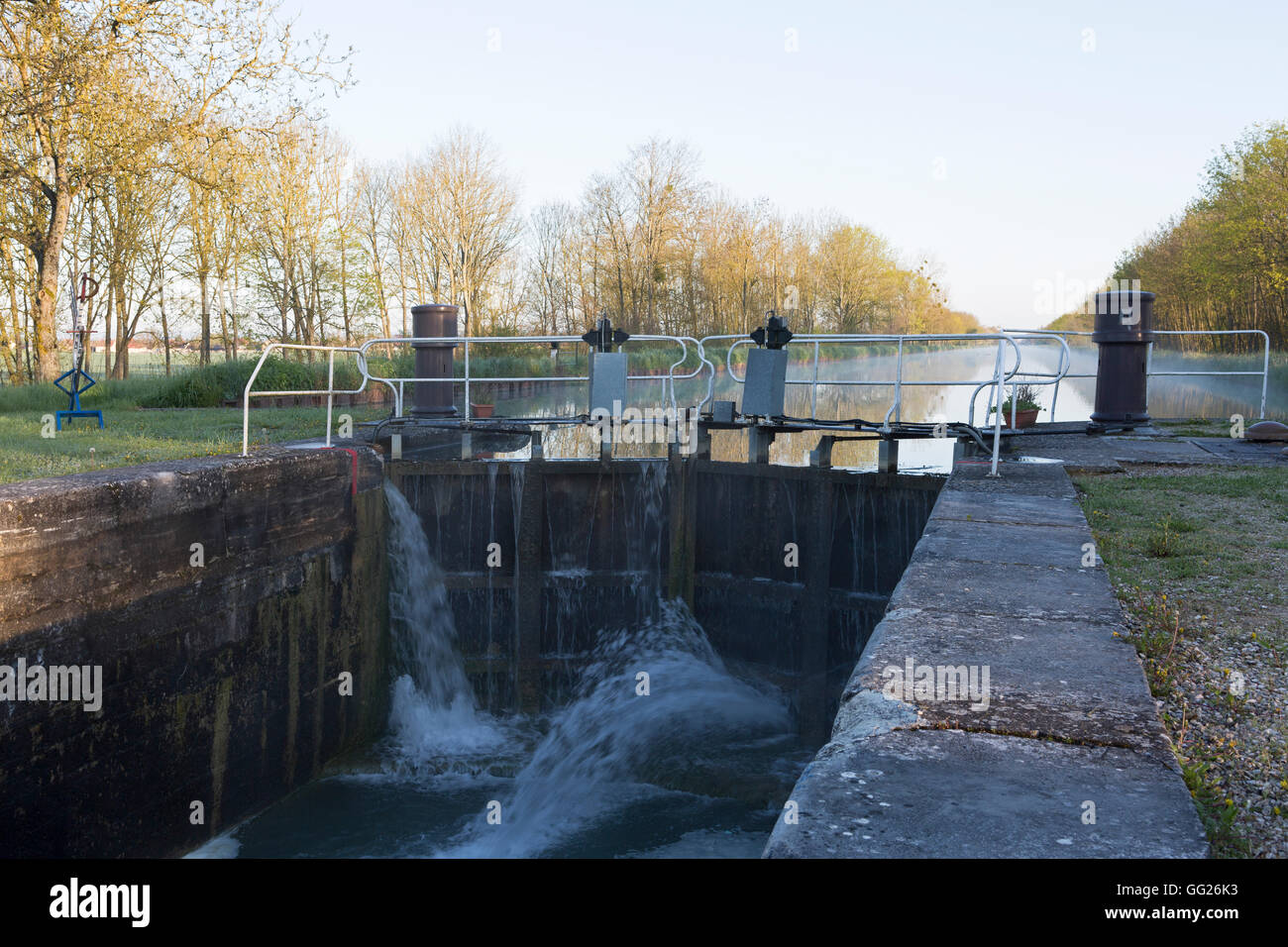 Schleuse auf dem Burgund-Kanal, Saint-Jean-de-Losne, Frankreich Stockfoto