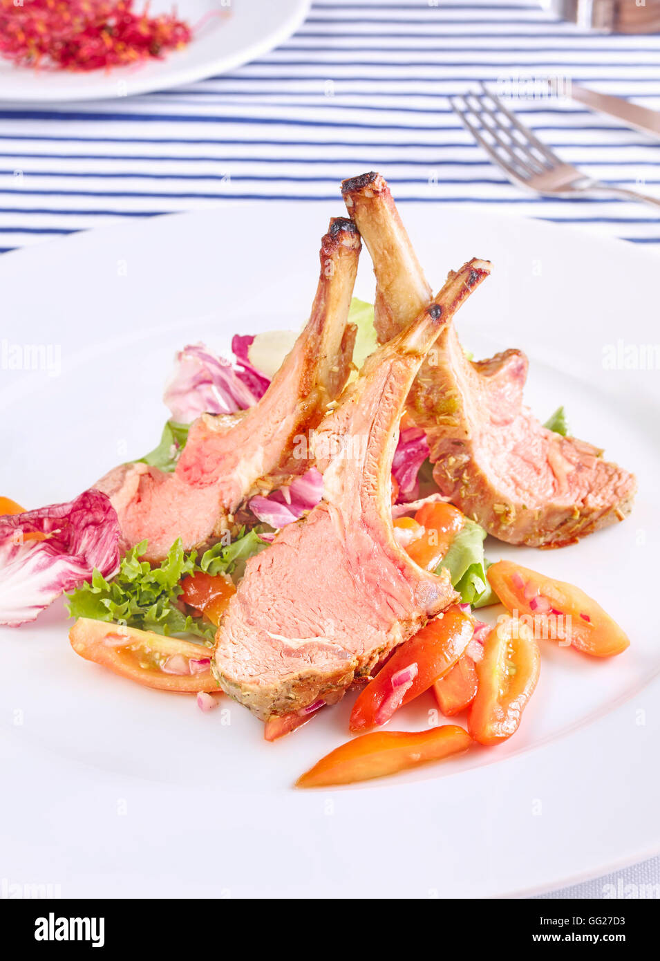 Gebratenes Lamm Rippe Koteletts mit Salat und Tomaten. Stockfoto