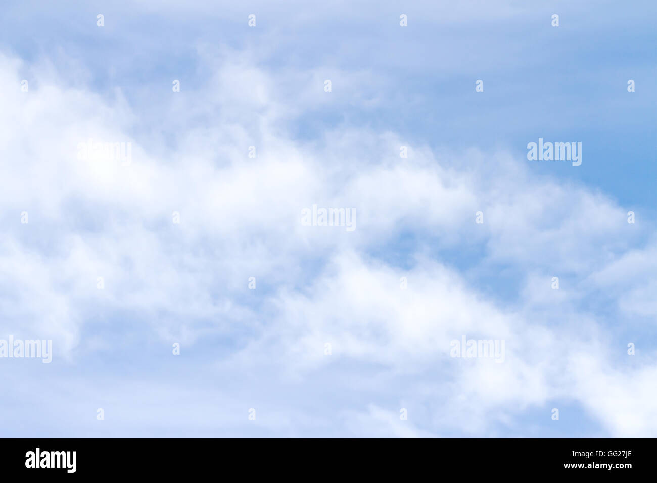 blauer Himmel mit mehreren flauschigen Wolken auf bei gutem Wetter Stockfoto