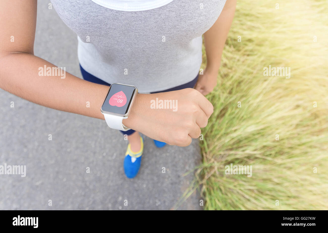 digitalen Hand-Uhr auf Sport Frau hand Stockfoto