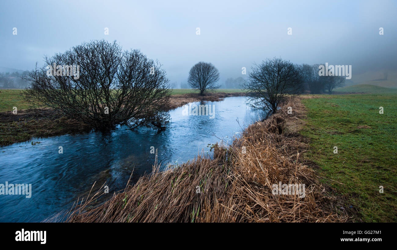 Ein Fluss in Norwegen im Nebel Stockfoto