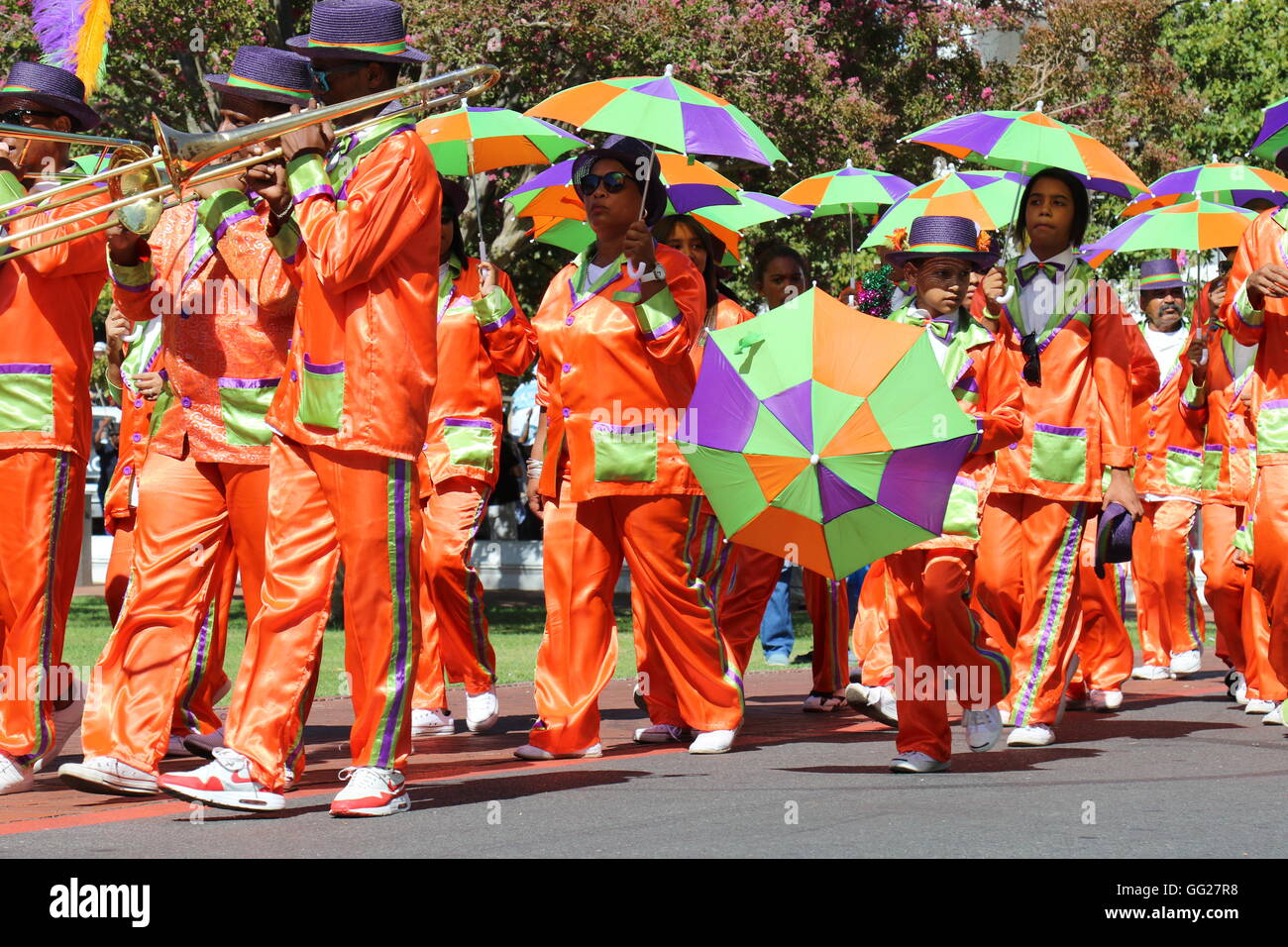 Afrikaner in bunten Outfits mit Sonnenschirmen auf der 2016 Streetparade Wein in Stellenbosch in Südafrika Stockfoto