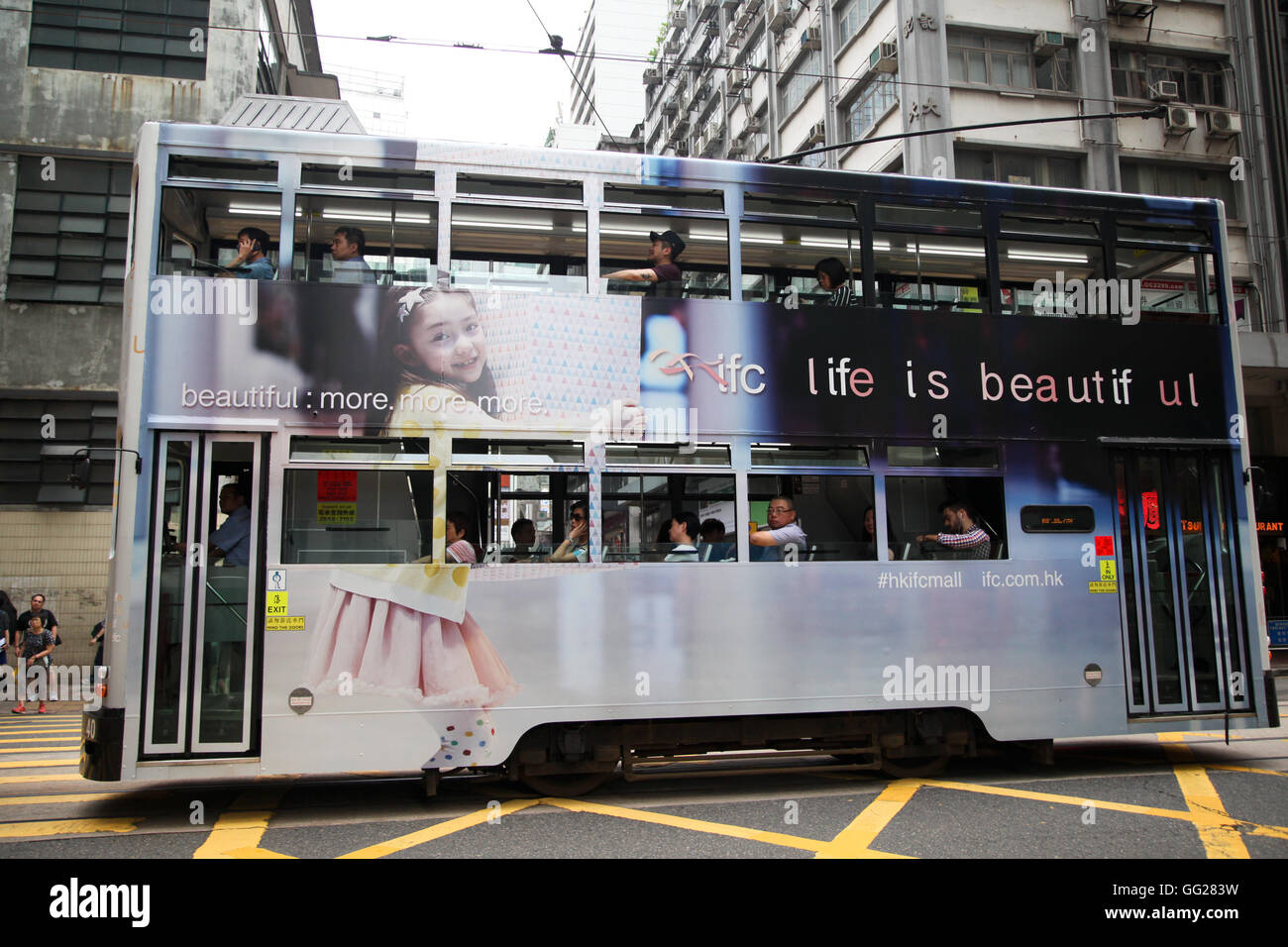 Stadt mit der tram, lokal bekannt als ein Ding Ding, Hong Kong, China Stockfoto