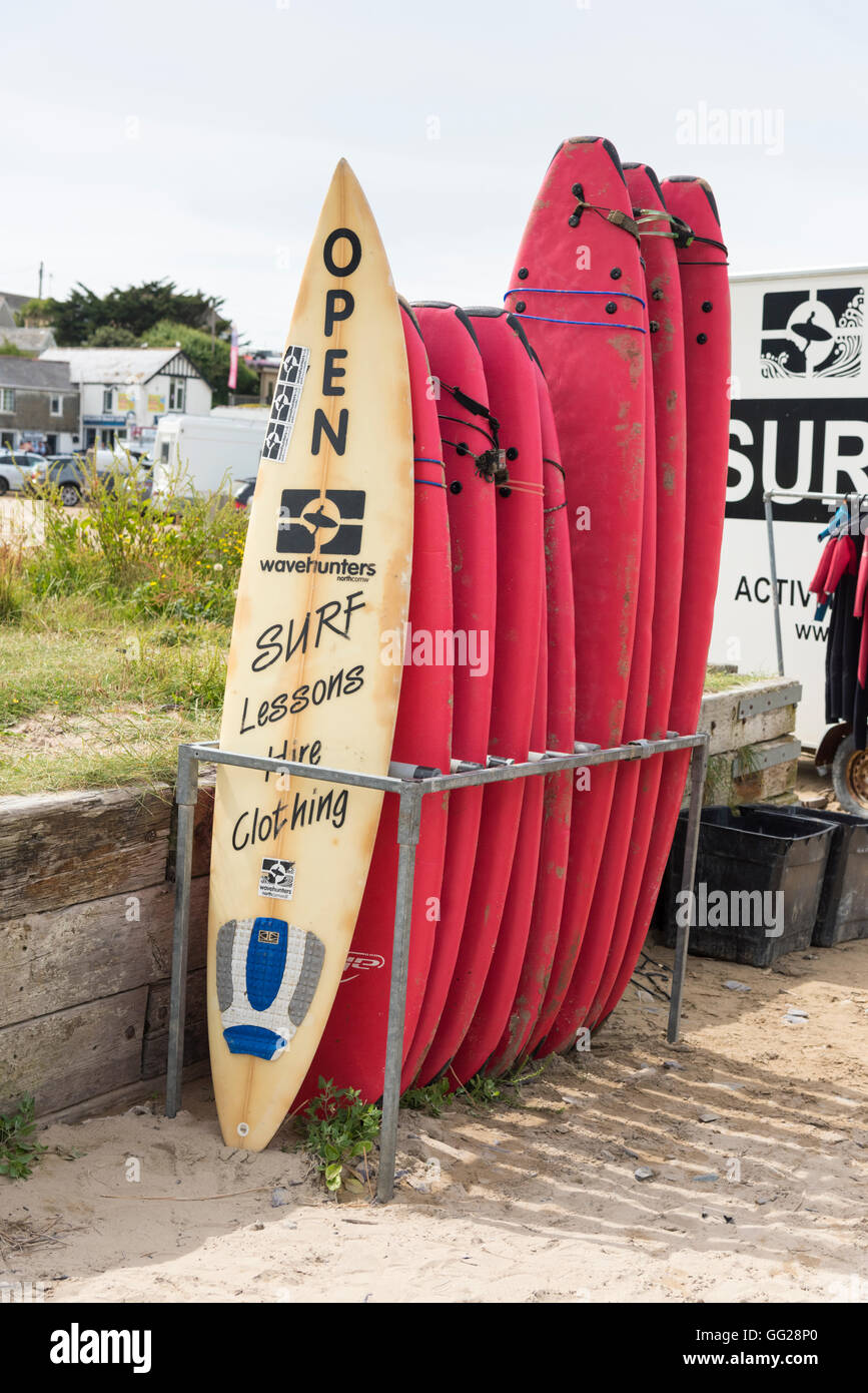 Verleih von Surfbrettern gestapelt in Folge außerhalb einer Surf Verleih Firma Polzeath Cornwall UK Stockfoto