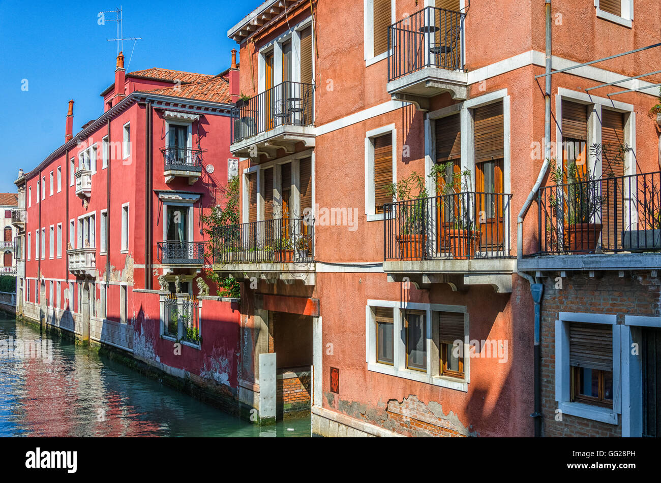 Verschiedene Farben der Häuser auf der Wasser-Strasse in Venedig Stockfoto