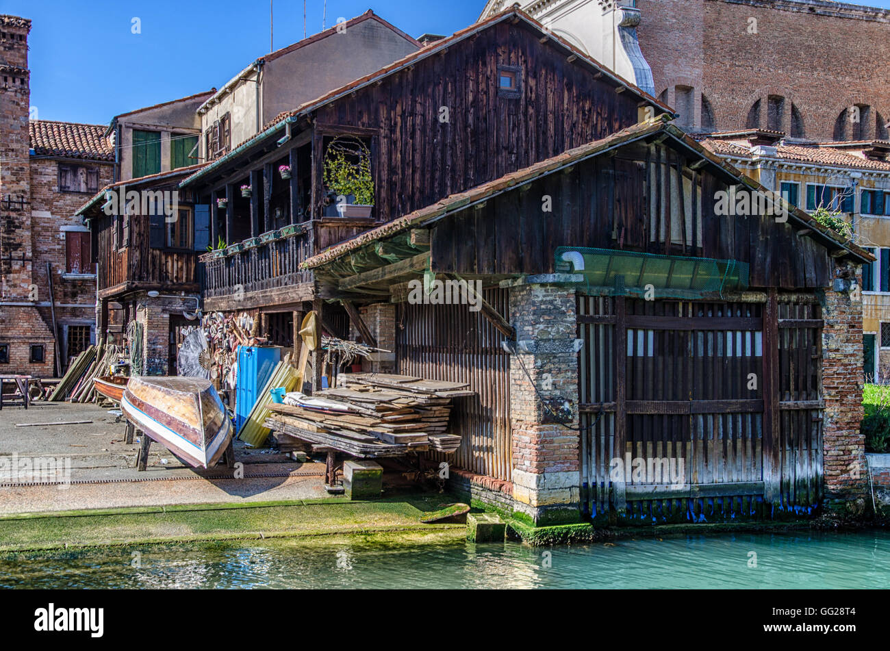 Alte hölzerne Dock mit Boot in Venedig, Italien Stockfoto