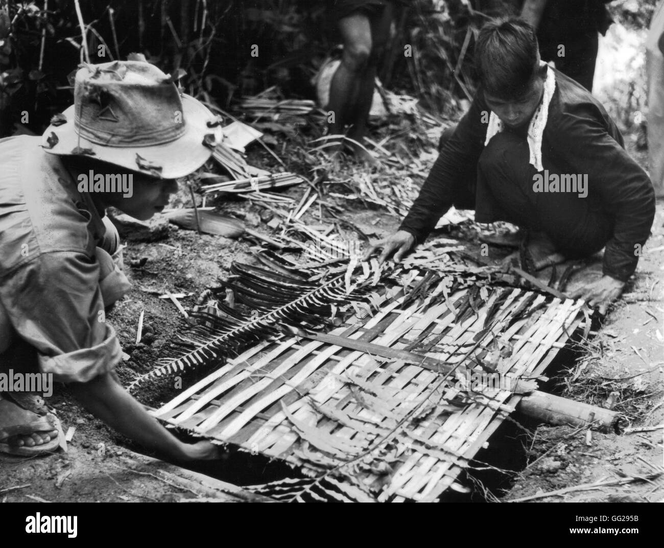 Süd-Vietnam Guerilleros Einrichtung eine Falle. Oktober 1966 Vietnamkrieg Stockfoto