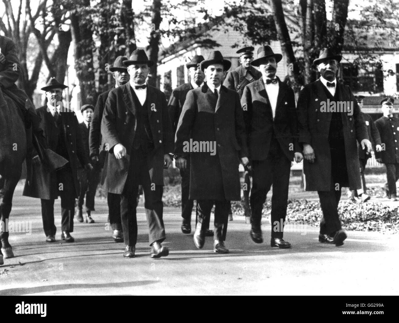 Sacco und Vanzetti (verurteilt zu Tod im Jahre 1920, ausgeführt im Jahre 1927) in Dedham mit ihren Anwälten, unter Bewachung. März 1921 USA Washington. Nationalarchiv Stockfoto