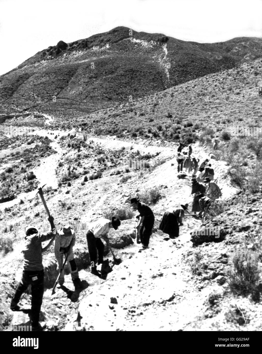 Bewässerung-Projekt ins Leben gerufen durch das U.N. Graben von einem Bewässerungskanal, der Wasser aus den Anden Kordilleren bis zu den Dörfern am Ende der Jahre 1960-1970 Chile International Labour Organization Tal bringt Stockfoto