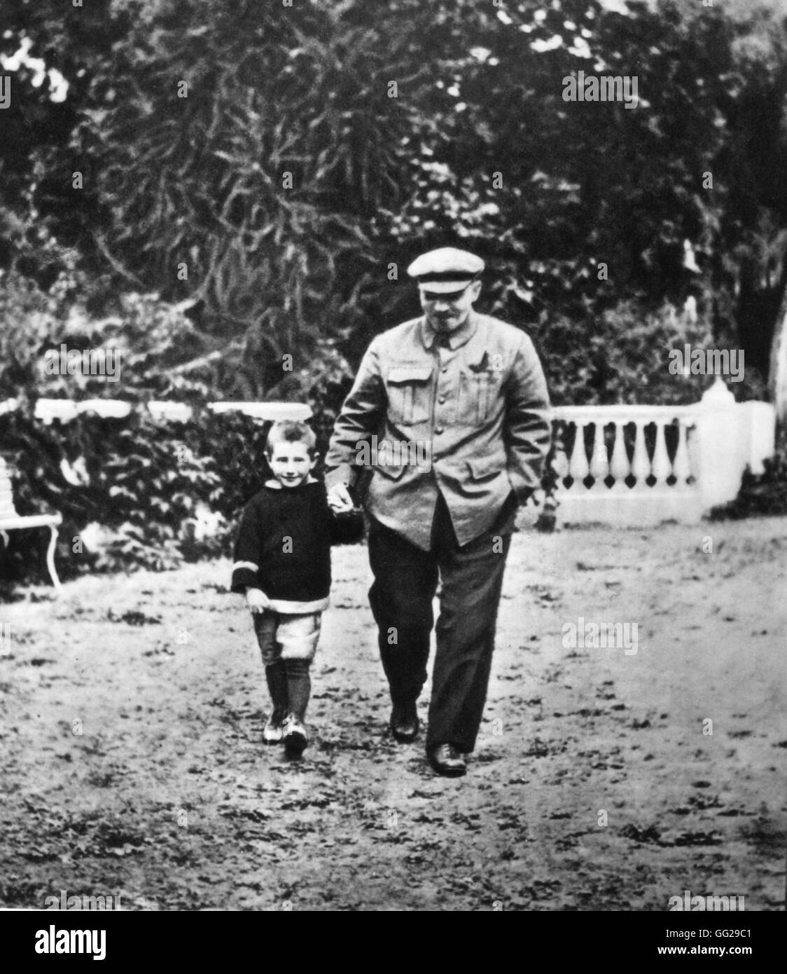Lenin, mit seinem Neffen Victor in der UdcSsr Park von Gorki August / September 1922 Stockfoto
