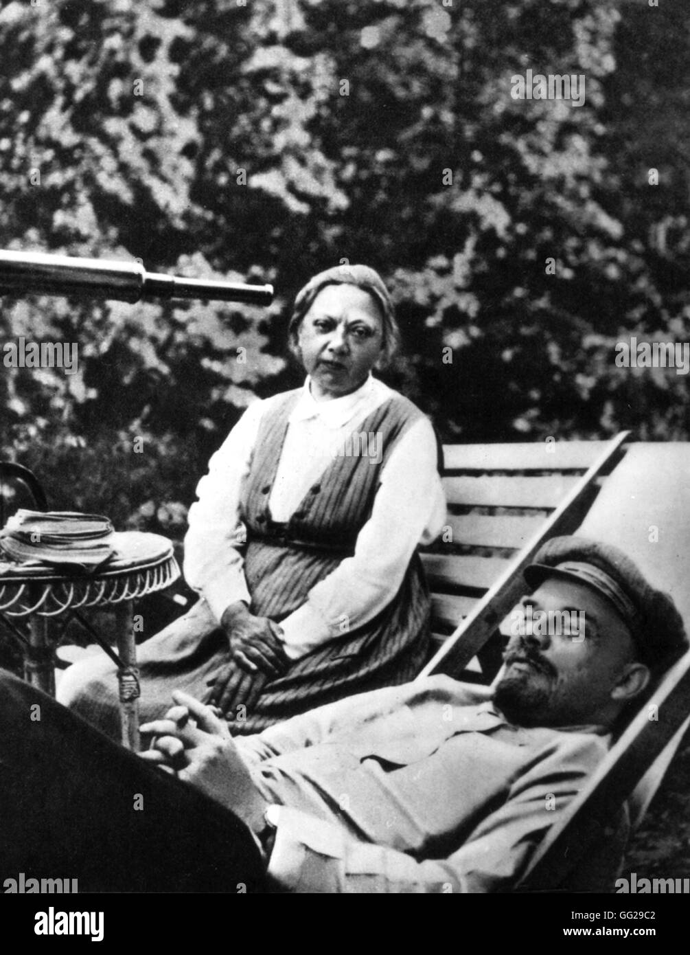 Lenin und N. Krouptskaya sitzt neben einem Teleskop in Gorki August / September 1922 U.S.S.R. Stockfoto