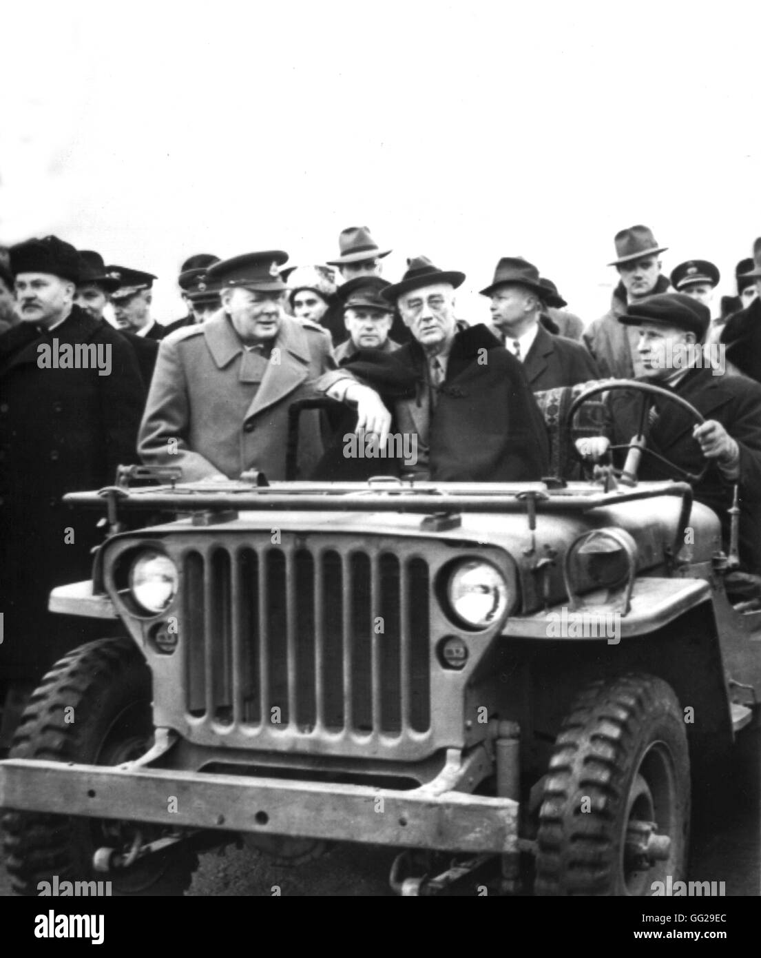 Konferenz von Jalta (Krim). Roosevelt und Molotow in einem Jeep in Jalta. Auf der linken Seite, W. Churchill. Februar 1945 UdSSR - Weltkrieg U.S. Army Foto Stockfoto