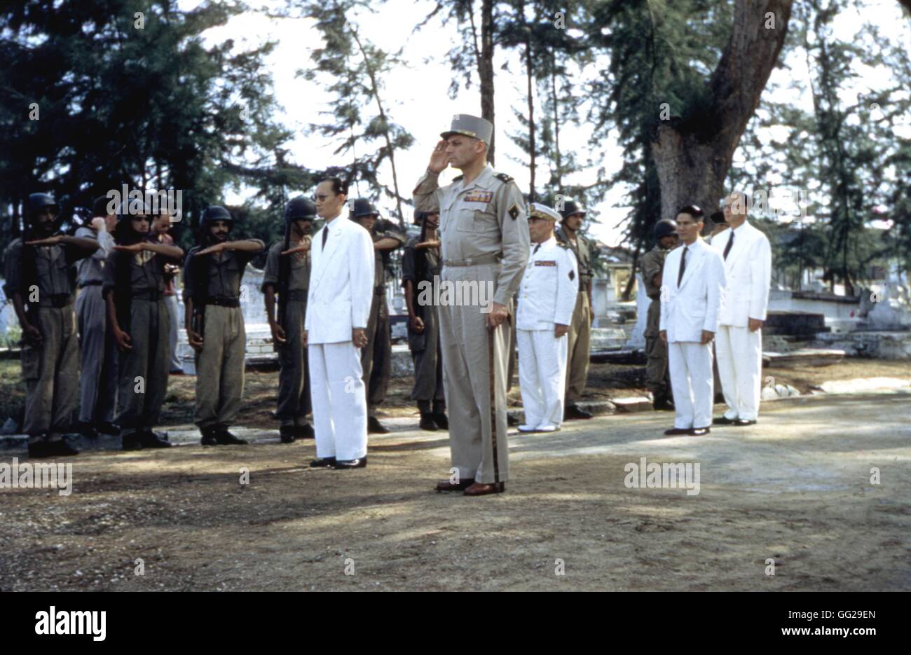 Französischer general René Cogney, umgeben von seinen Männern getötet salutieren, die Erinnerung an die Soldaten in Aktion in Indochina 1954 Vietnam - Krieg in Indochina National Archives. Washington Stockfoto