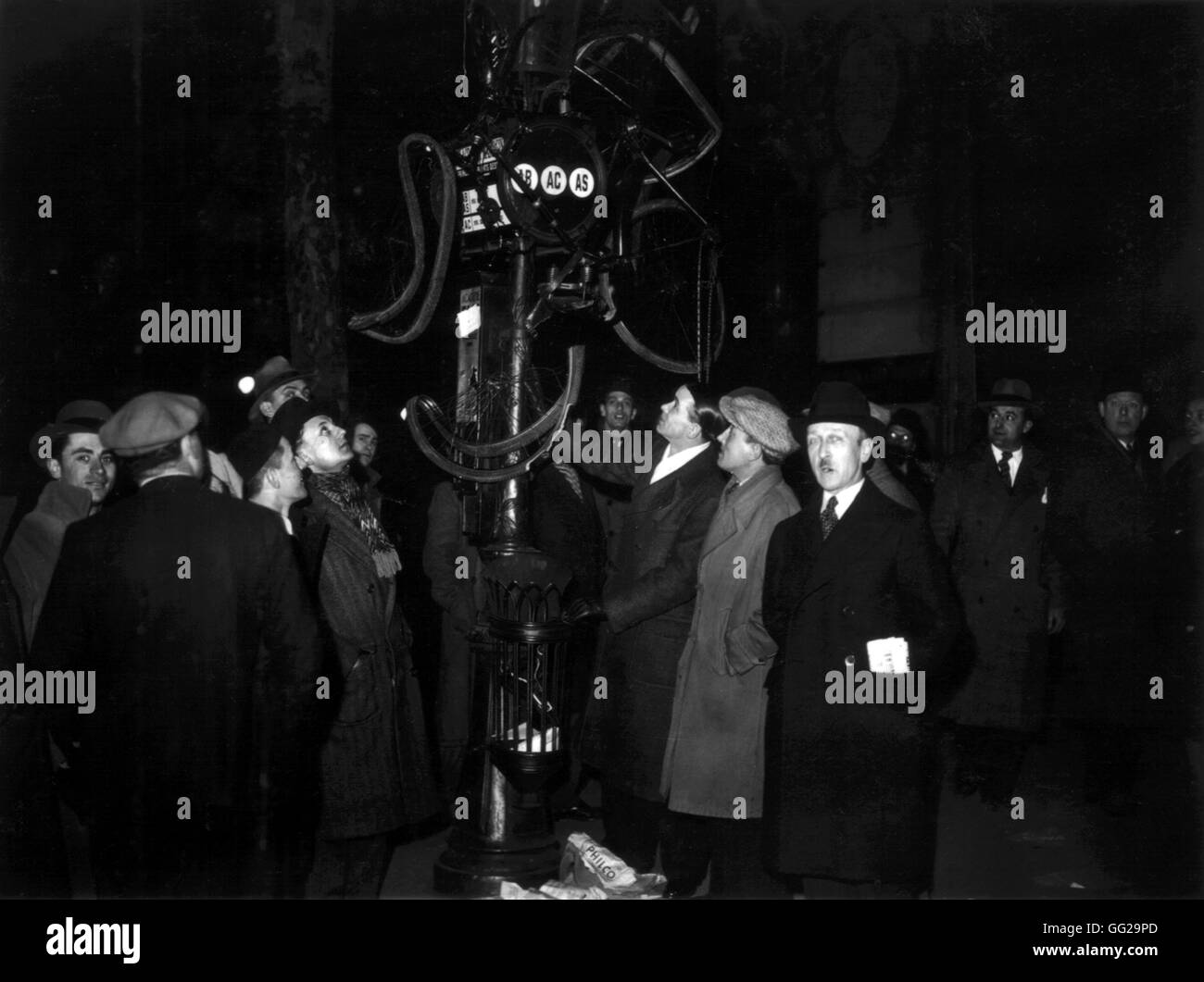 Unruhen in Paris, Polizisten Fahrräder zerstört und gehängt, ein Bus-Stop-Schild, auf dem Place De La Madeleine Frankreich Février 1934 Stockfoto